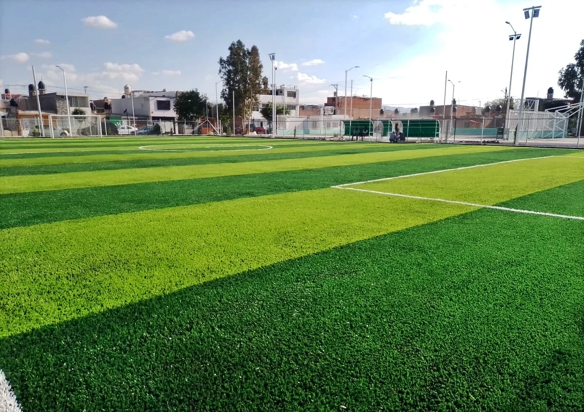 Cancha de fútbol 7 con pasto sintético en Cancha Villa de San Francisco, Soledad de Graciano Sánchez, San Luis Potosí: pasto sintético deportivo recién cepillado