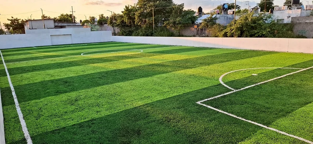 Cancha de fútbol 7 con pasto sintético en Ciudad Valles, San Luis Potosí: líneas de juego insertadas en el mismo pasto