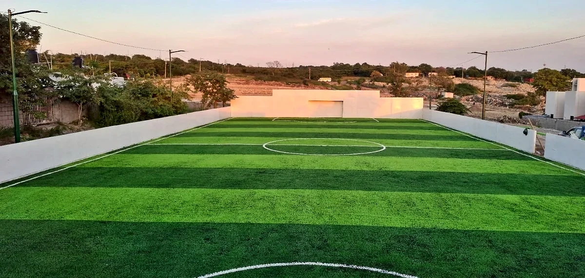 Cancha de fútbol 7 con pasto sintético en Ciudad Valles, San Luis Potosí: la cancha desde la línea lateral