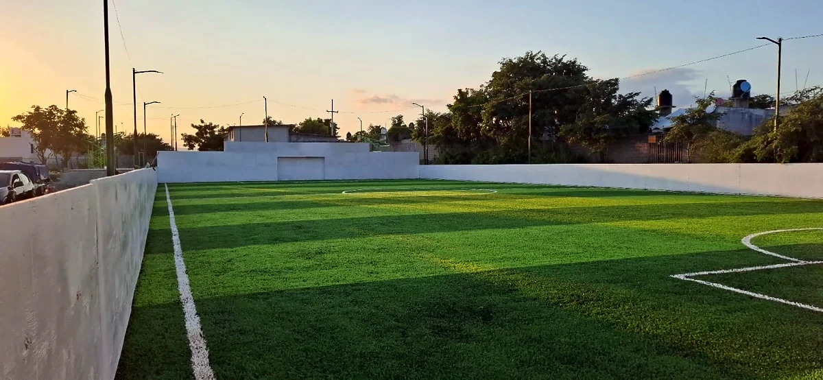 Detalle del pasto sintético de la cancha de fútbol 7 en Ciudad Valles, San Luis Potosí