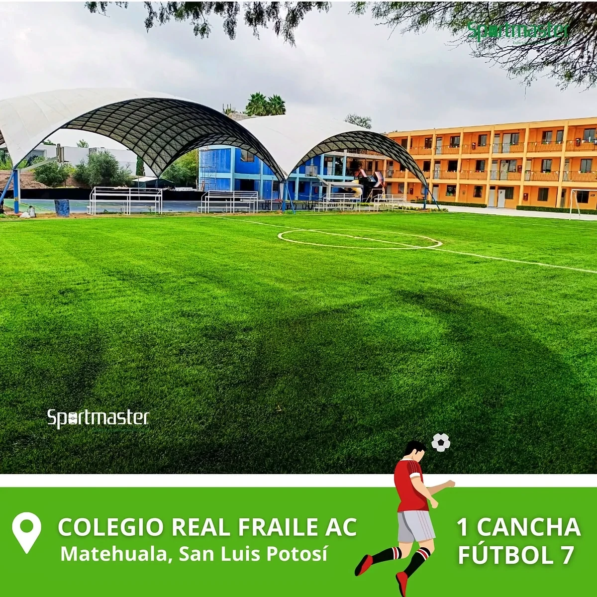 Cancha de fútbol 7 con pasto sintético en Colegio Real Fraile AC, Matehuala, San Luis Potosí: la cancha desde la línea lateral