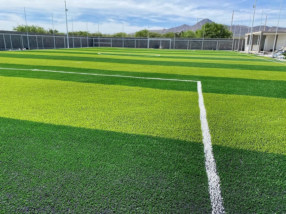 Cancha de fútbol 7 con pasto sintético en Futbol 7 Derramadero, Mexquitic de Carmona, San Luis Potosí: líneas de juego insertadas en el mismo pasto