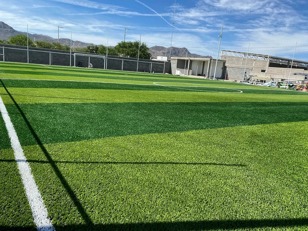 Cancha de fútbol 7 con pasto sintético en Futbol 7 Derramadero, Mexquitic de Carmona, San Luis Potosí: pasto sintético deportivo recién cepillado