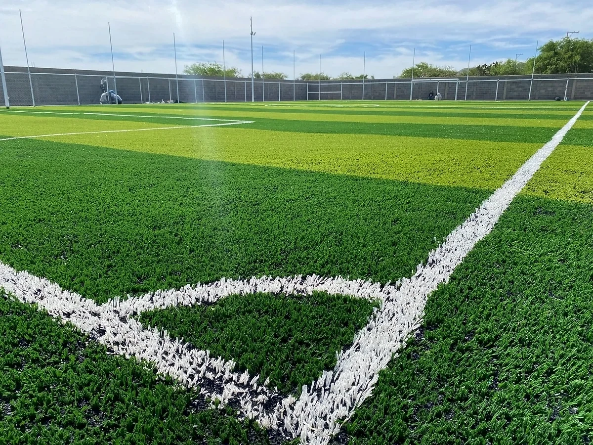 Detalle del pasto sintético de la cancha de fútbol 7 en Mexquitic de Carmona, San Luis Potosí