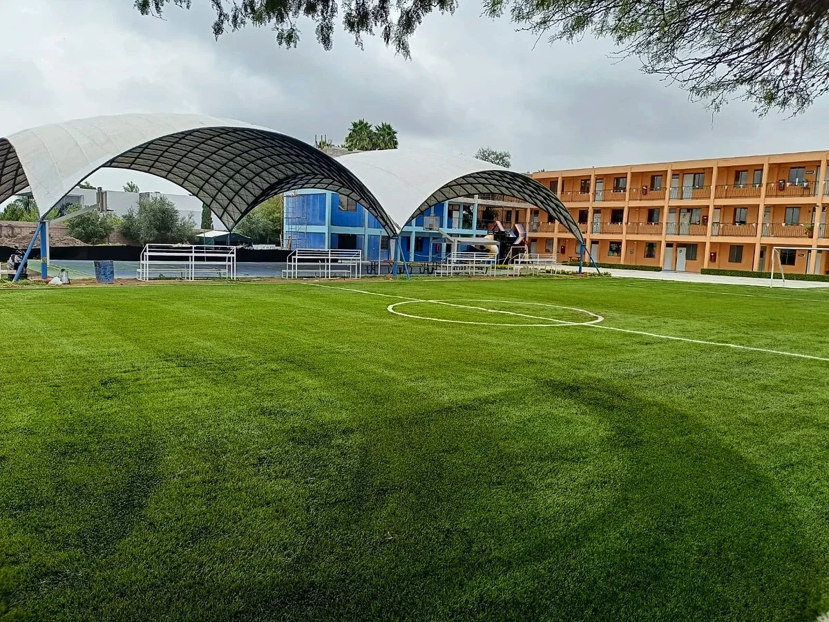 Cancha de fútbol 7 con pasto sintético en Matehuala, San Luis Potosí: líneas de juego insertadas en el mismo pasto