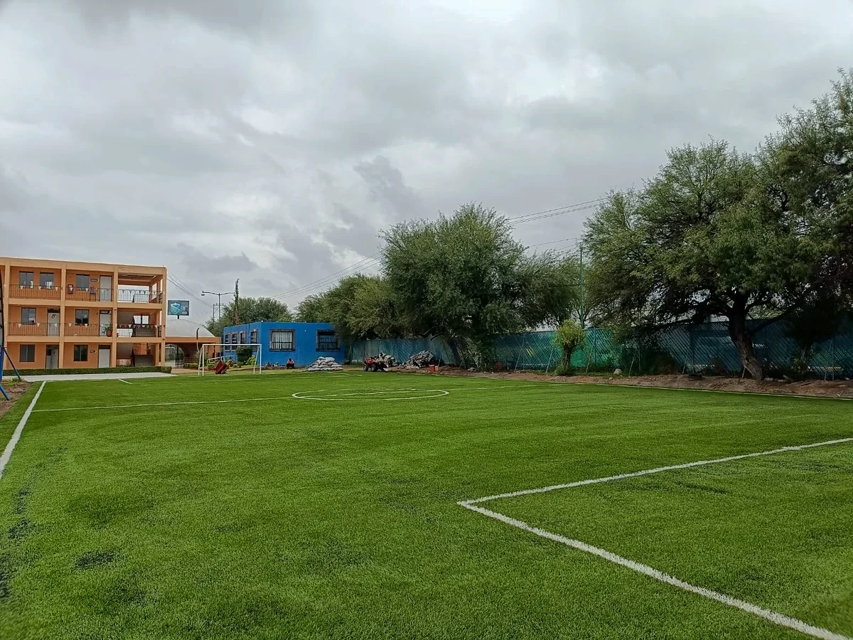 Cancha de fútbol 7 con pasto sintético en Matehuala, San Luis Potosí: otra vista de la cancha de fútbol 7
