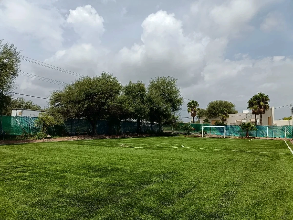 Cancha de fútbol 7 con pasto sintético en Matehuala, San Luis Potosí: la cancha desdel fondo