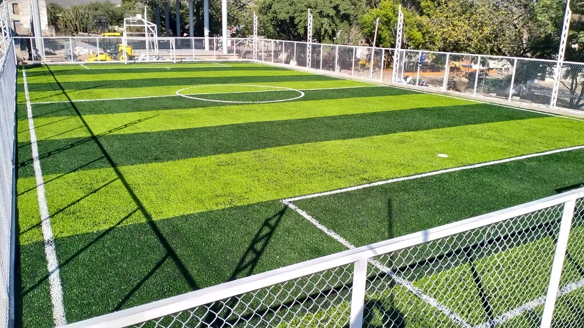 Cancha de fútbol 7 con pasto sintético en San Ciro de Acosta, San Luis Potosí: líneas de juego insertadas en el mismo pasto