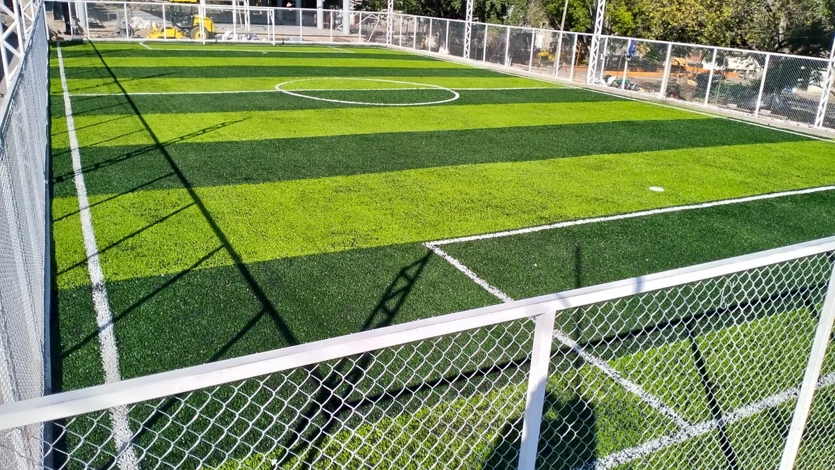 Cancha de fútbol 7 con pasto sintético en San Ciro de Acosta, San Luis Potosí: la cancha desde la línea lateral