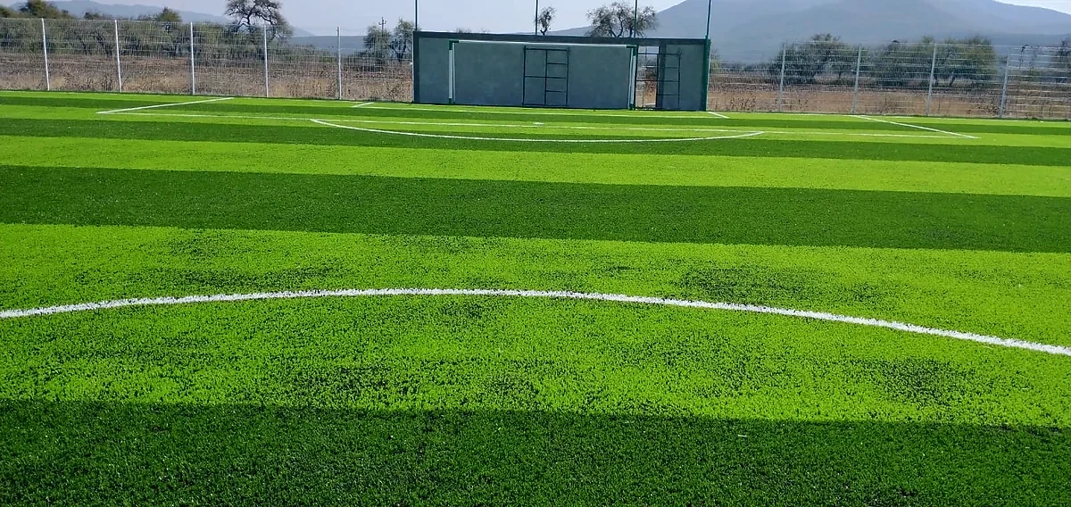 Cancha de fútbol 7 con pasto sintético en Unidad Deportiva de Rayón, San Luis Potosí: otra vista de la cancha de fútbol 7