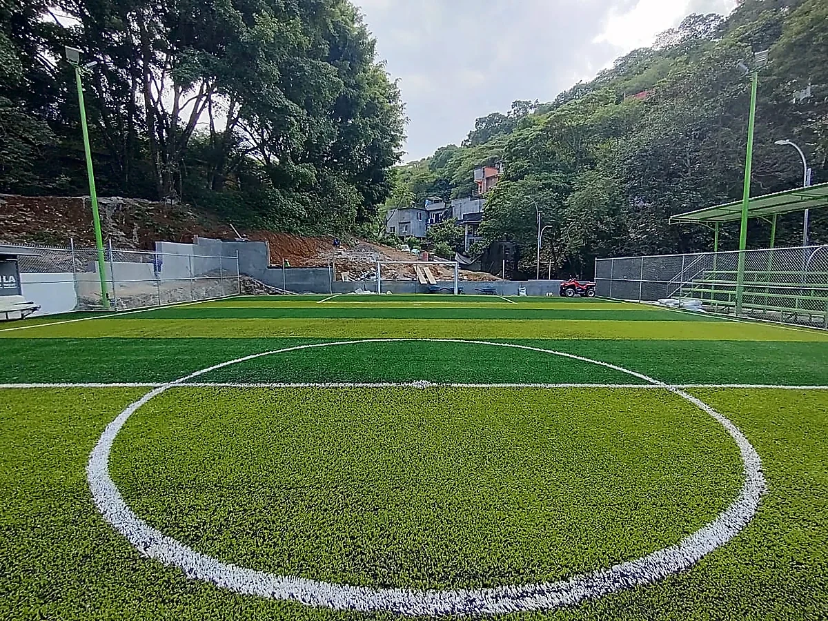 Cancha de fútbol 7 con pasto sintético en Unidad Deportiva de Xilitla, San Luis Potosí: pasto sintético deportivo recién cepillado