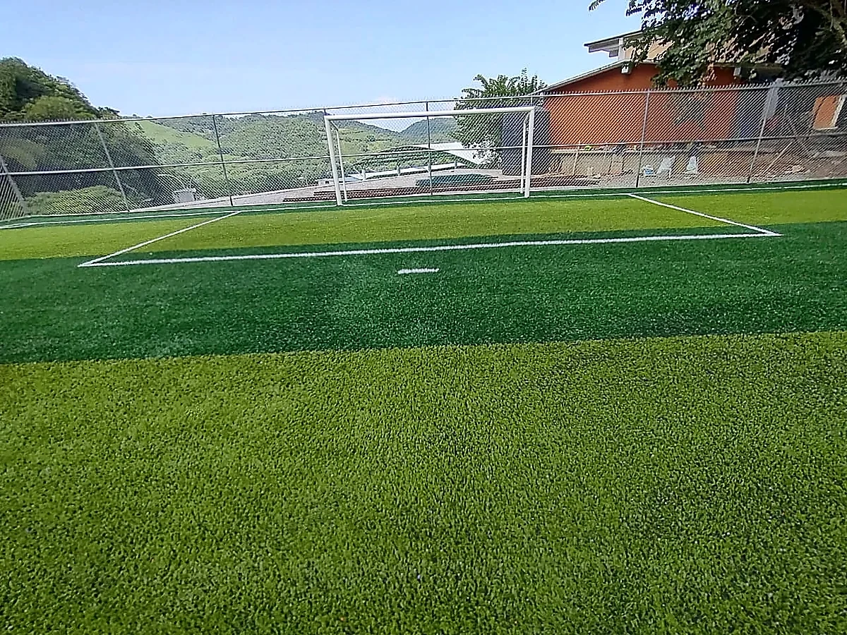 Detalle del pasto sintético de la cancha de fútbol 7 en Xilitla, San Luis Potosí