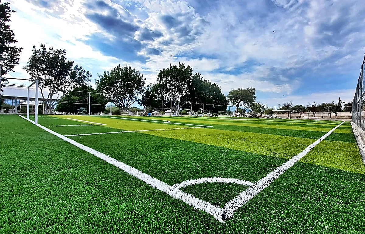 Cancha de fútbol 7 con pasto sintético en Unidad Deportiva Ernesto Canto, San Ciro de Acosta