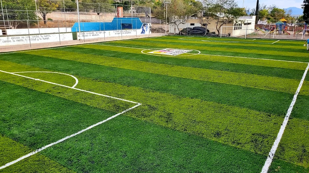 Detalle del pasto sintético de la cancha de fútbol 7 en San Ciro de Acosta, San Luis Potosí