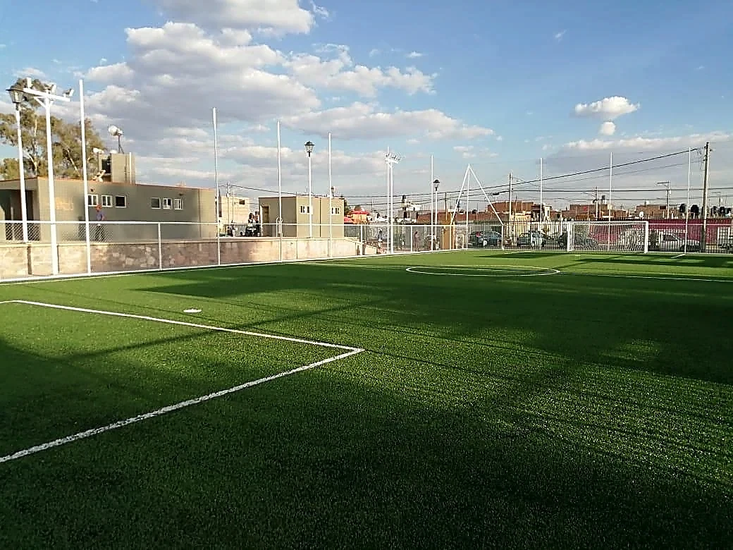 Cancha de fútbol 7 con pasto sintético en Unidad Deportiva San Luis, Soledad de Graciano Sánchez