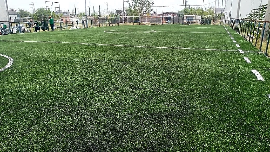 Cancha de fútbol rápido con pasto sintético en Avance, Cerritos