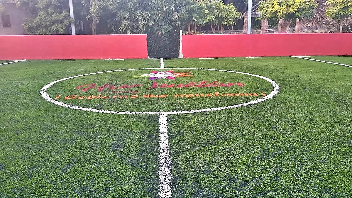 Cancha de fútbol rápido con pasto sintético en Cancha de Futbol Rapido, Huichihuayán, San Luis Potosí: otra vista de la cancha