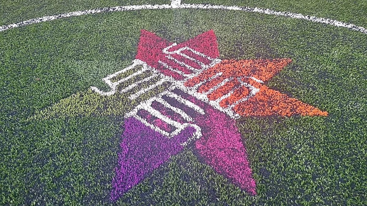 Cancha de fútbol rápido con pasto sintético en Cancha de Futbol Rapido, Huichihuayán, San Luis Potosí: pasto sintético deportivo recién cepillado