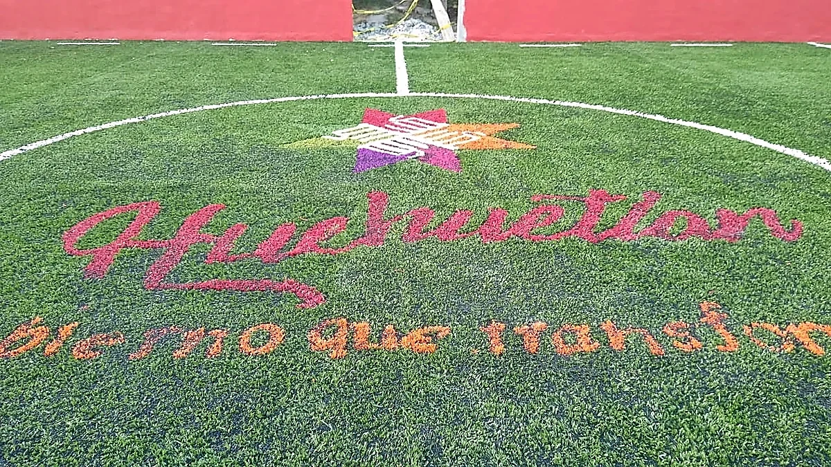 Cancha de fútbol rápido con pasto sintético en Cancha de Futbol Rapido, Huichihuayán, San Luis Potosí: la cancha desdel fondo