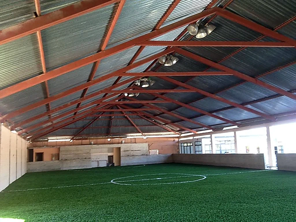 Cancha de fútbol rápido con pasto sintético en Cárdenas, San Luis Potosí: líneas de juego insertadas en el pasto