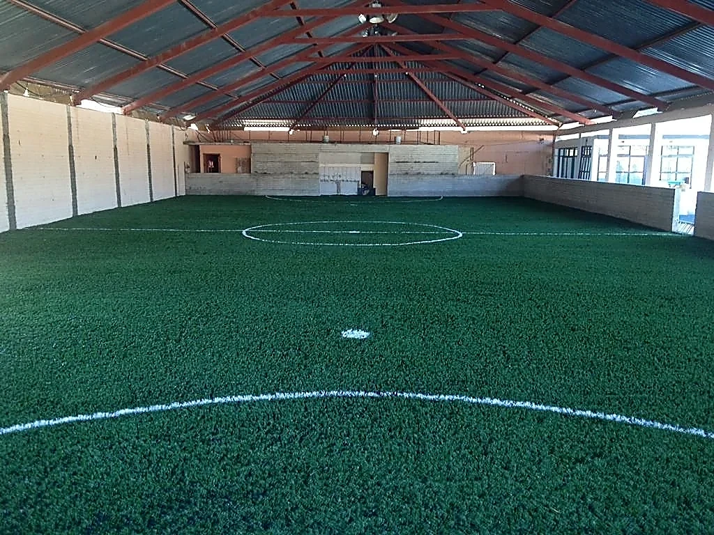 Cancha de fútbol rápido con pasto sintético en Cárdenas, San Luis Potosí: la cancha desde la línea lateral