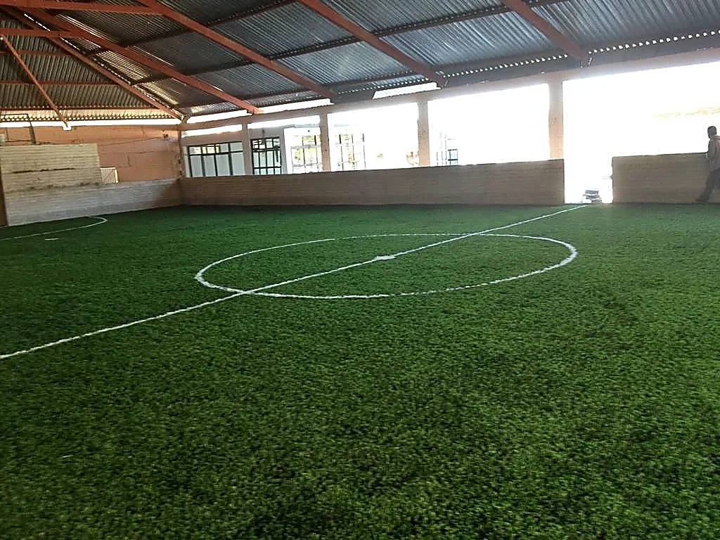 Detalle del pasto sintético de la cancha de fútbol rápido en Cárdenas, San Luis Potosí
