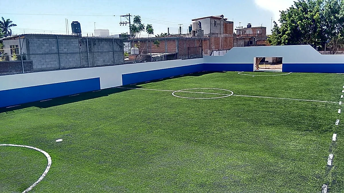 Cancha de fútbol rápido con pasto sintético en Rioverde, San Luis Potosí: líneas de juego insertadas en el pasto