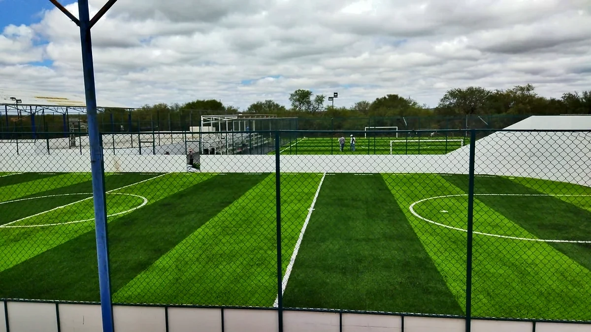 Cancha de fútbol rápido con pasto sintético en Salinas, San Luis Potosí