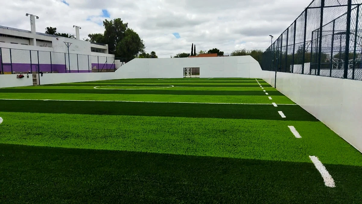 Cancha de fútbol rápido con pasto sintético en Salinas, San Luis Potosí: la cancha desde la línea lateral