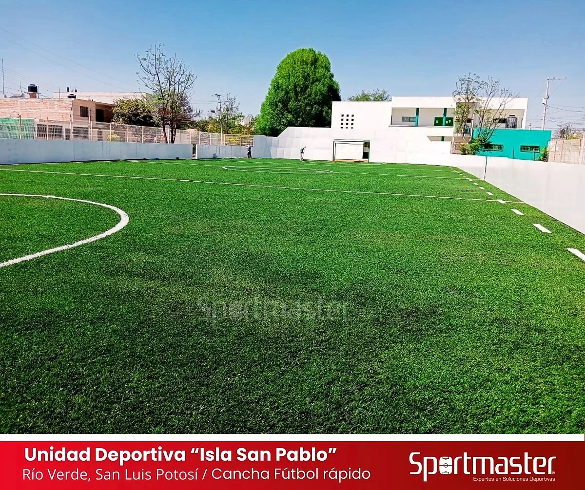Cancha de fútbol rápido con pasto sintético en Unidad Deportiva Isla San Pablo, Río Verde, San Luis Potosí: líneas de juego insertadas en el pasto