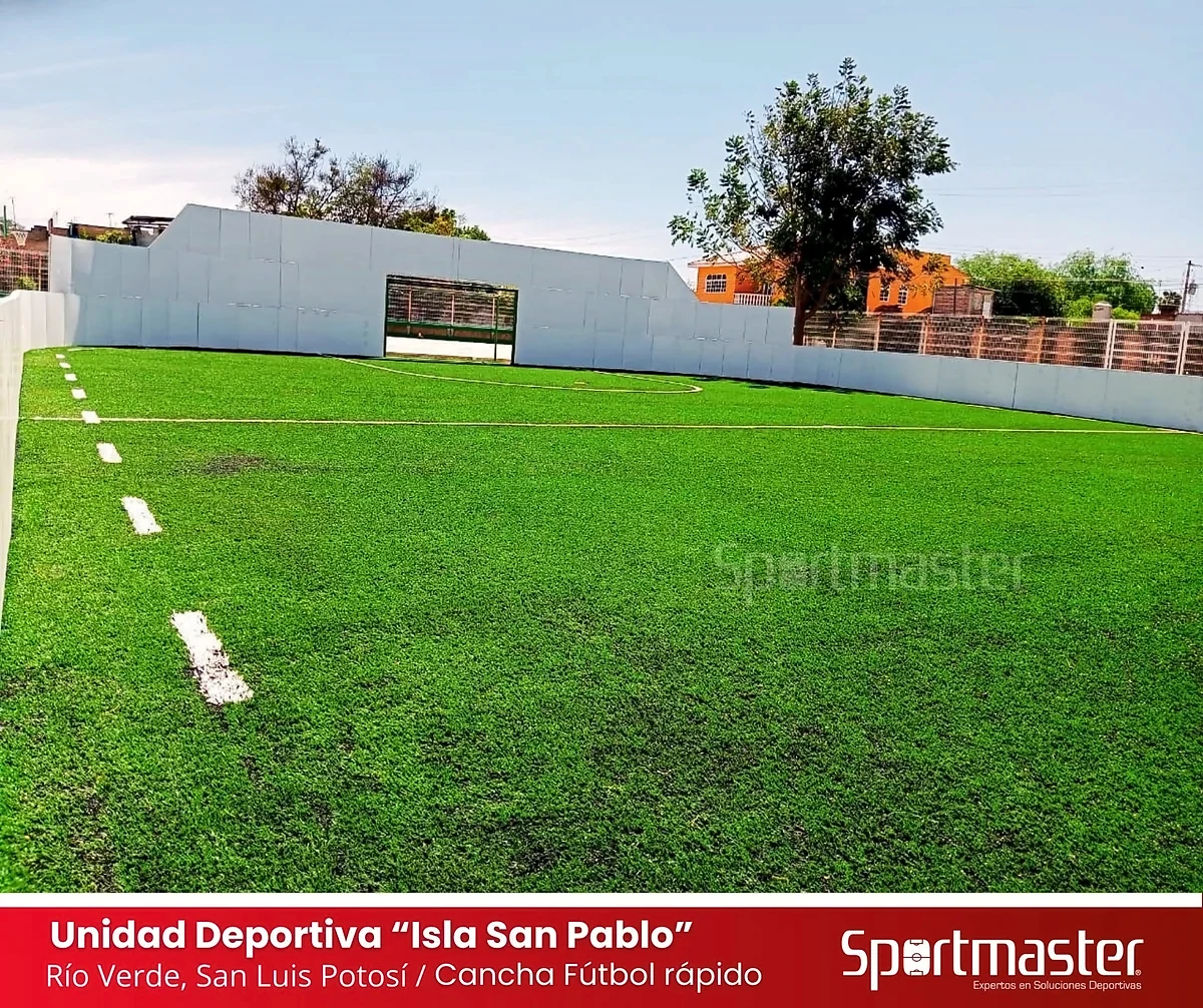 Cancha de fútbol rápido con pasto sintético en Unidad Deportiva Isla San Pablo, Río Verde, San Luis Potosí: la cancha desde la línea lateral