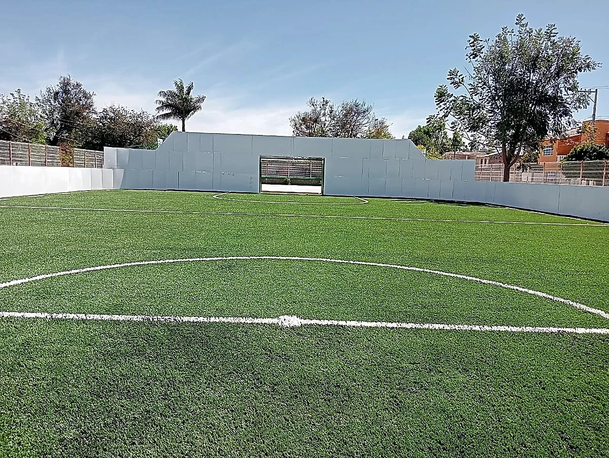 Cancha de fútbol rápido con pasto sintético en Unidad Deportiva Isla San Pablo, Rioverde, San Luis Potosí: líneas de juego insertadas en el pasto