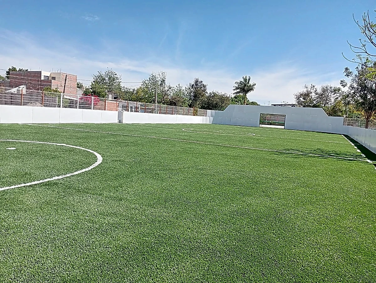 Cancha de fútbol rápido con pasto sintético en Unidad Deportiva Isla San Pablo, Rioverde, San Luis Potosí: la cancha desde la línea lateral
