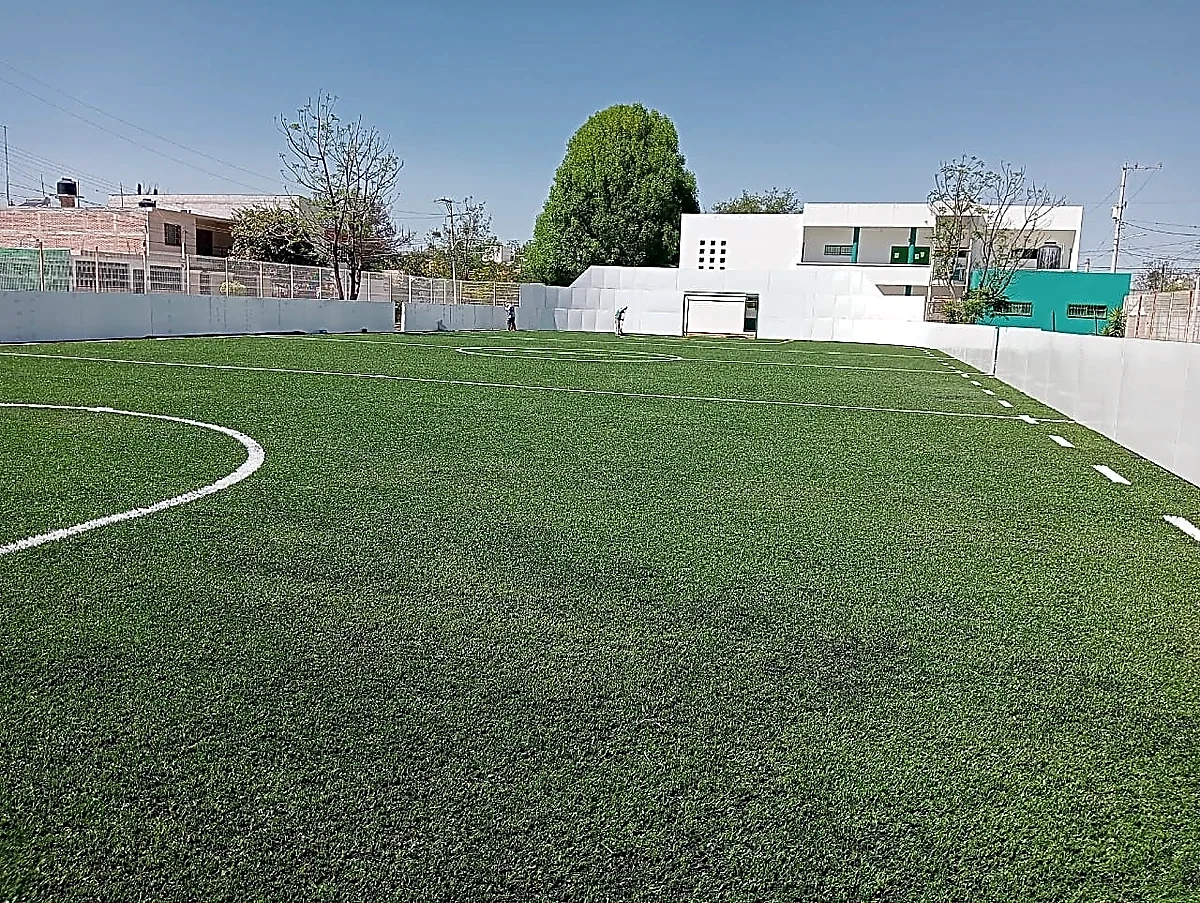 Cancha de fútbol rápido con pasto sintético en Unidad Deportiva Isla San Pablo, Rioverde, San Luis Potosí: otra vista de la cancha