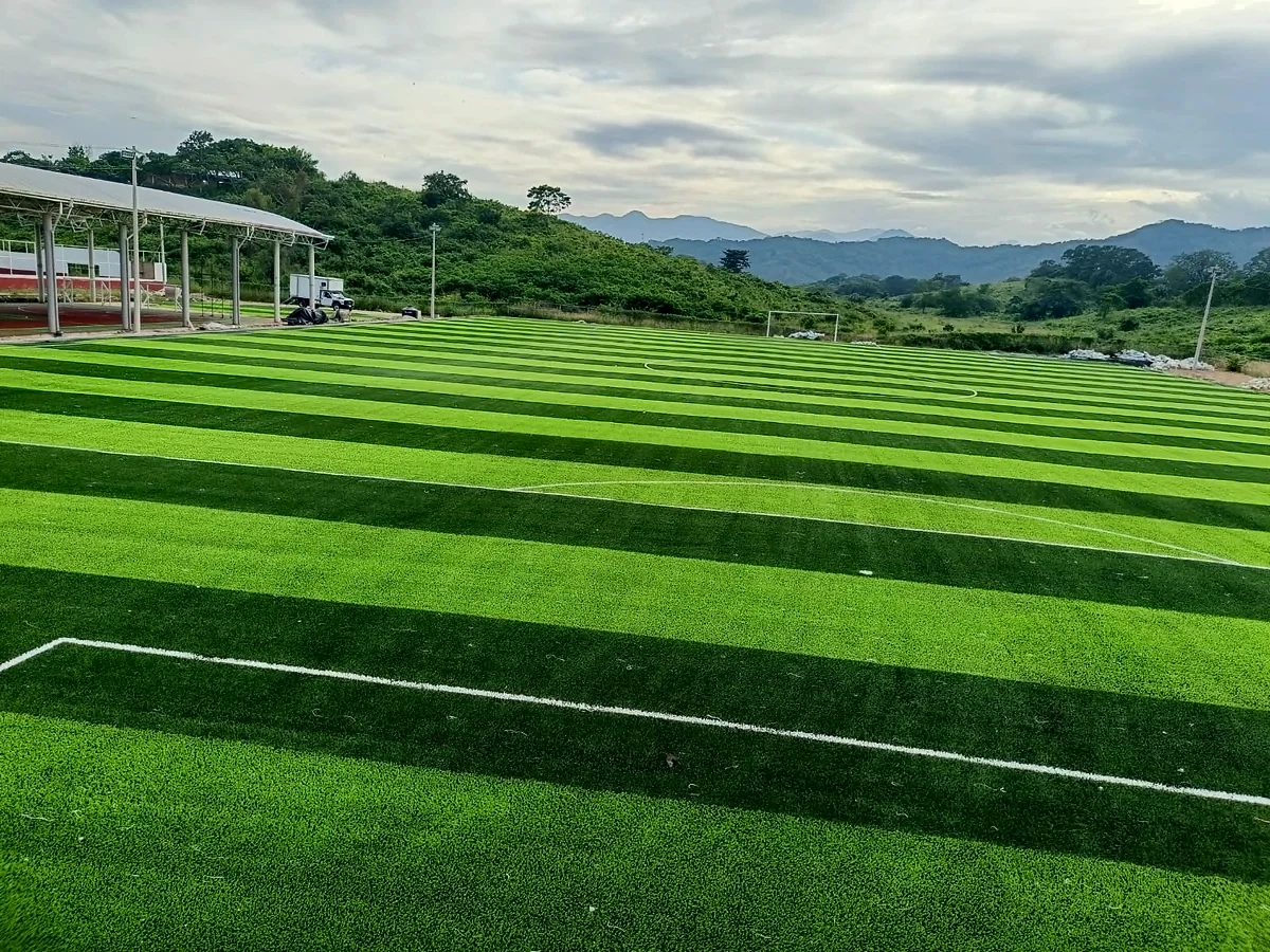 Cancha de fútbol soccer con pasto sintético en Axtla de Terrazas, San Luis Potosí
