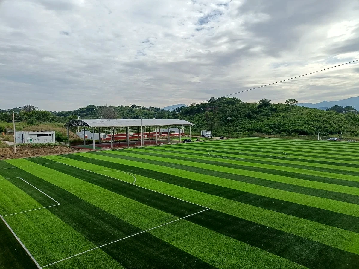 Cancha de fútbol soccer con pasto sintético en Axtla de Terrazas, San Luis Potosí: líneas de juego insertadas en el pasto