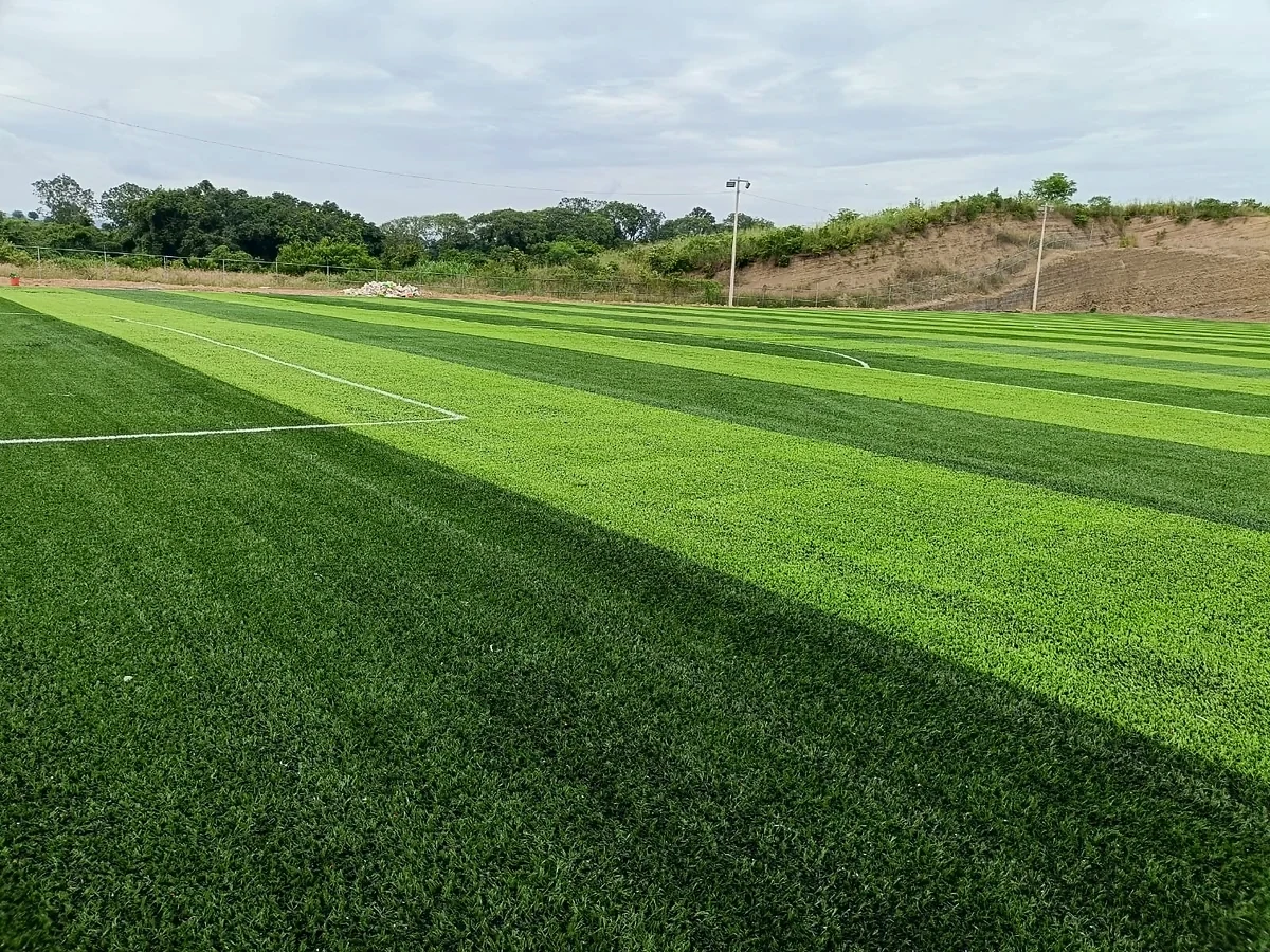 Cancha de fútbol soccer con pasto sintético en Axtla de Terrazas, San Luis Potosí: la cancha desdel fondo