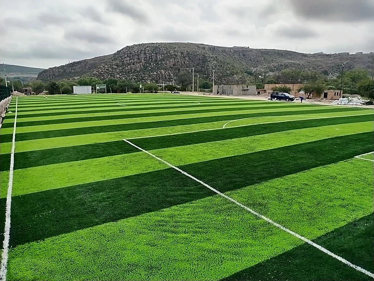 Cancha de fútbol soccer con pasto sintético en Cancha Escalerillas, San Luis Potosí, San Luis Potosí: la cancha desde la línea lateral