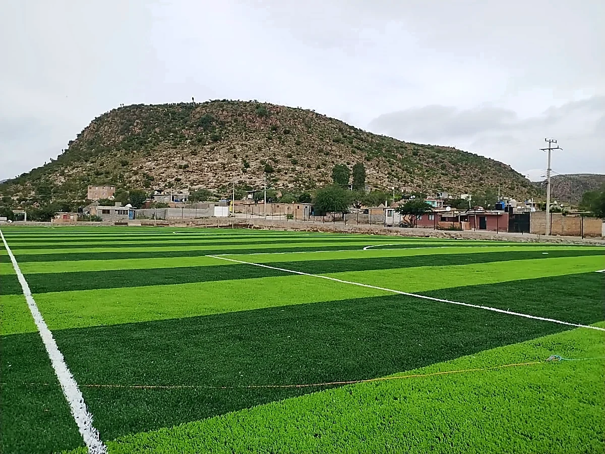 Cancha de fútbol soccer con pasto sintético en Cancha Escalerillas, San Luis Potosí, San Luis Potosí: vista de la cancha y su entorno