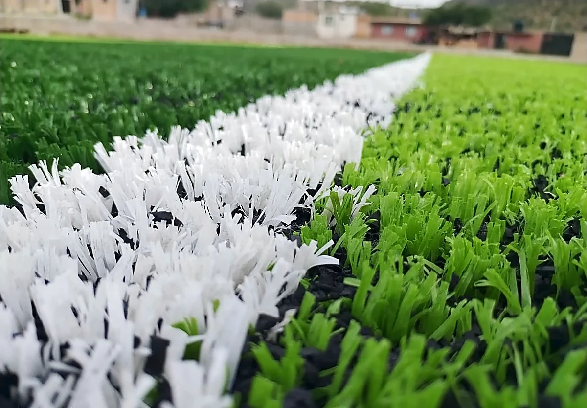 Detalle del pasto sintético de la cancha de fútbol soccer en San Luis Potosí, San Luis Potosí