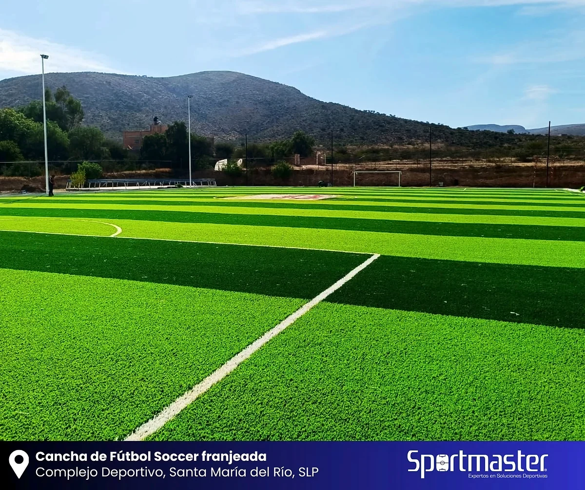 Cancha de fútbol soccer con pasto sintético en Complejo Deportivo Santa María del Río, San Luis Potosí: la cancha desde la línea lateral