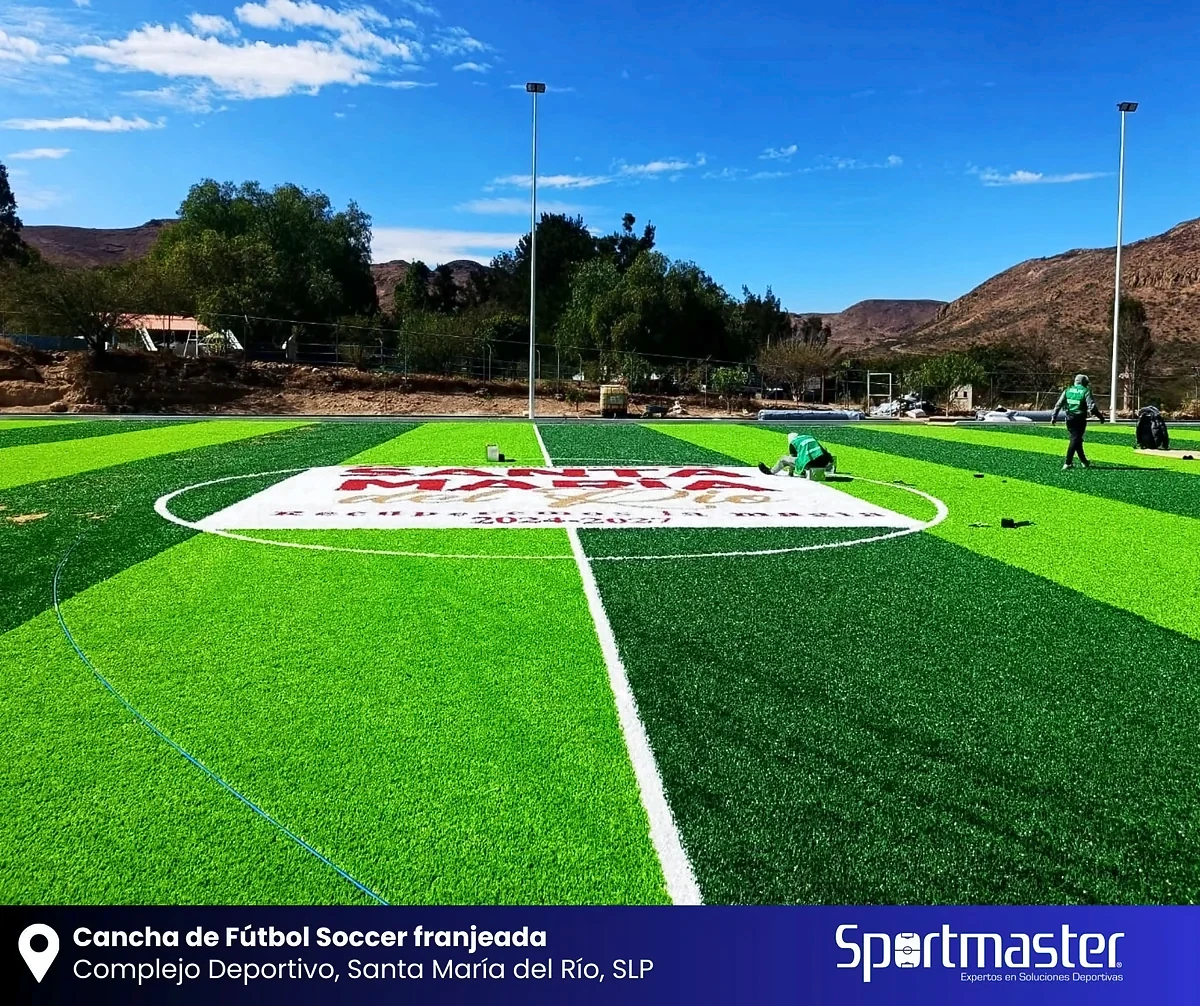 Detalle del pasto sintético de la cancha de fútbol soccer en Santa María del Río, San Luis Potosí