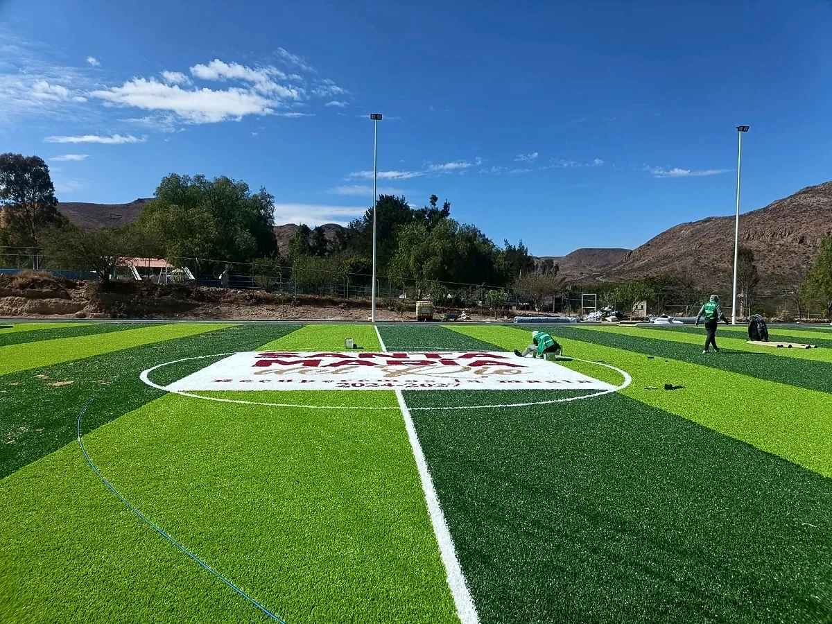 Cancha de fútbol soccer con pasto sintético en Santa María del Río, San Luis Potosí: vista de la cancha y su entorno