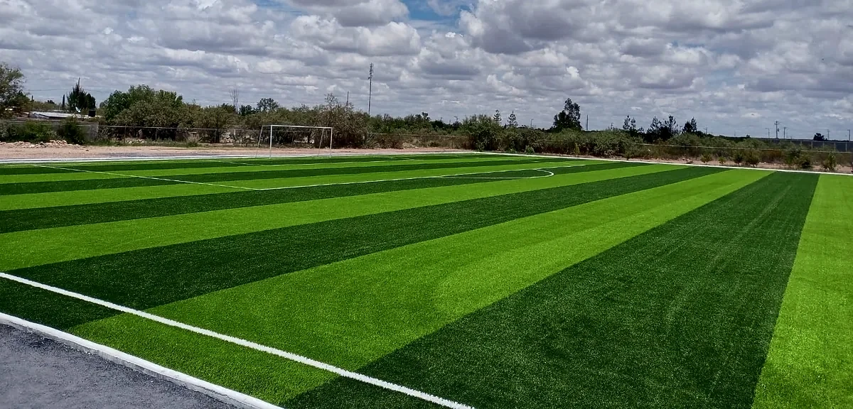 Cancha de fútbol soccer con pasto sintético en Villa de Ramos, San Luis Potosí: la cancha desde la línea lateral