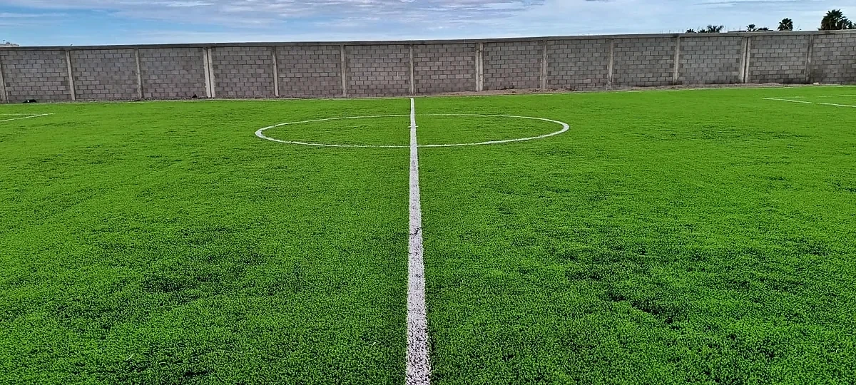 Cancha de fútbol 7 con pasto sintético en Campestre 53 los Mochis, Sinaloa: la cancha desde la línea lateral