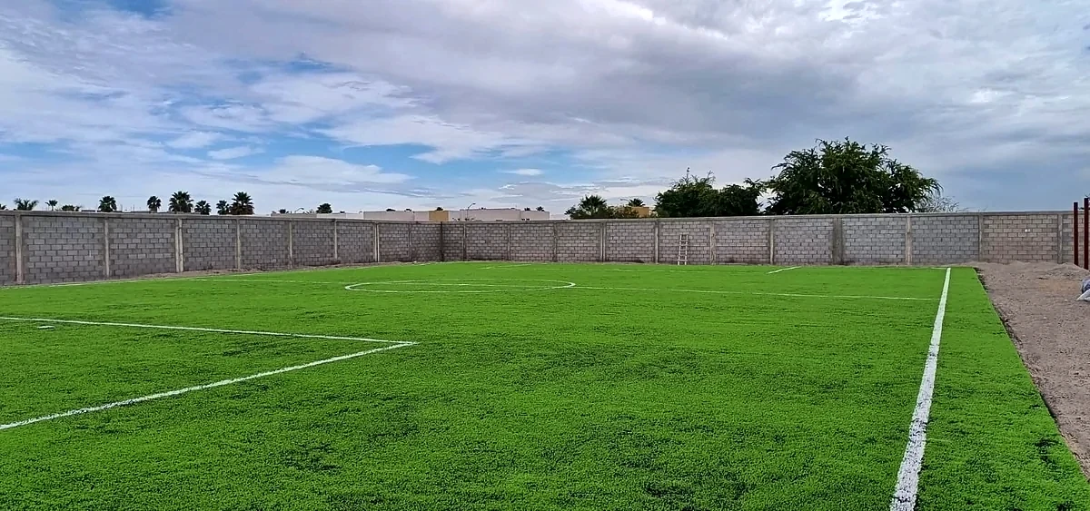 Cancha de fútbol 7 con pasto sintético en Campestre 53 los Mochis, Sinaloa: otra vista de la cancha de fútbol 7