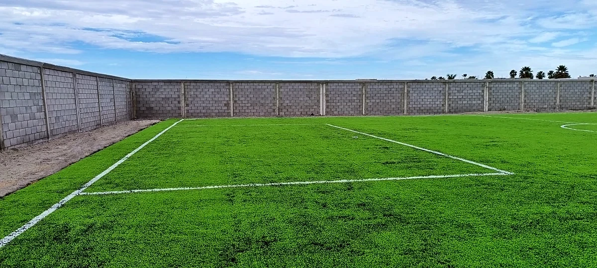 Cancha de fútbol 7 con pasto sintético en Campestre 53 los Mochis, Sinaloa: pasto sintético deportivo recién cepillado