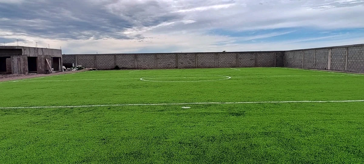 Detalle del pasto sintético de la cancha de fútbol 7 en Los Mochis, Sinaloa