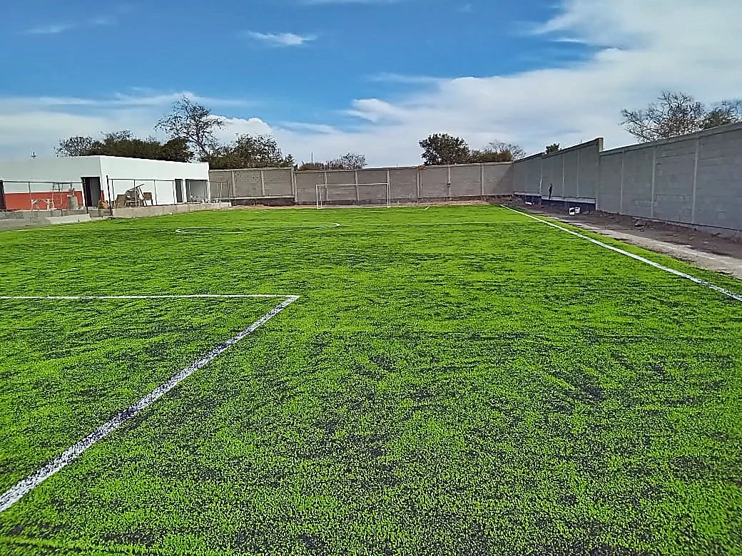 Cancha de fútbol 7 con pasto sintético en Campestre 53, Mazatlán, Sinaloa: líneas de juego insertadas en el mismo pasto