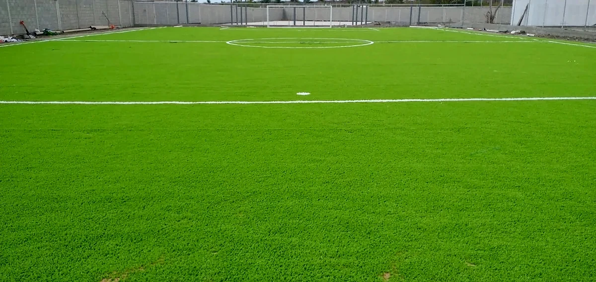 Cancha de fútbol 7 con pasto sintético en Campestre 53, Mazatlán, Sinaloa: la cancha desdel fondo